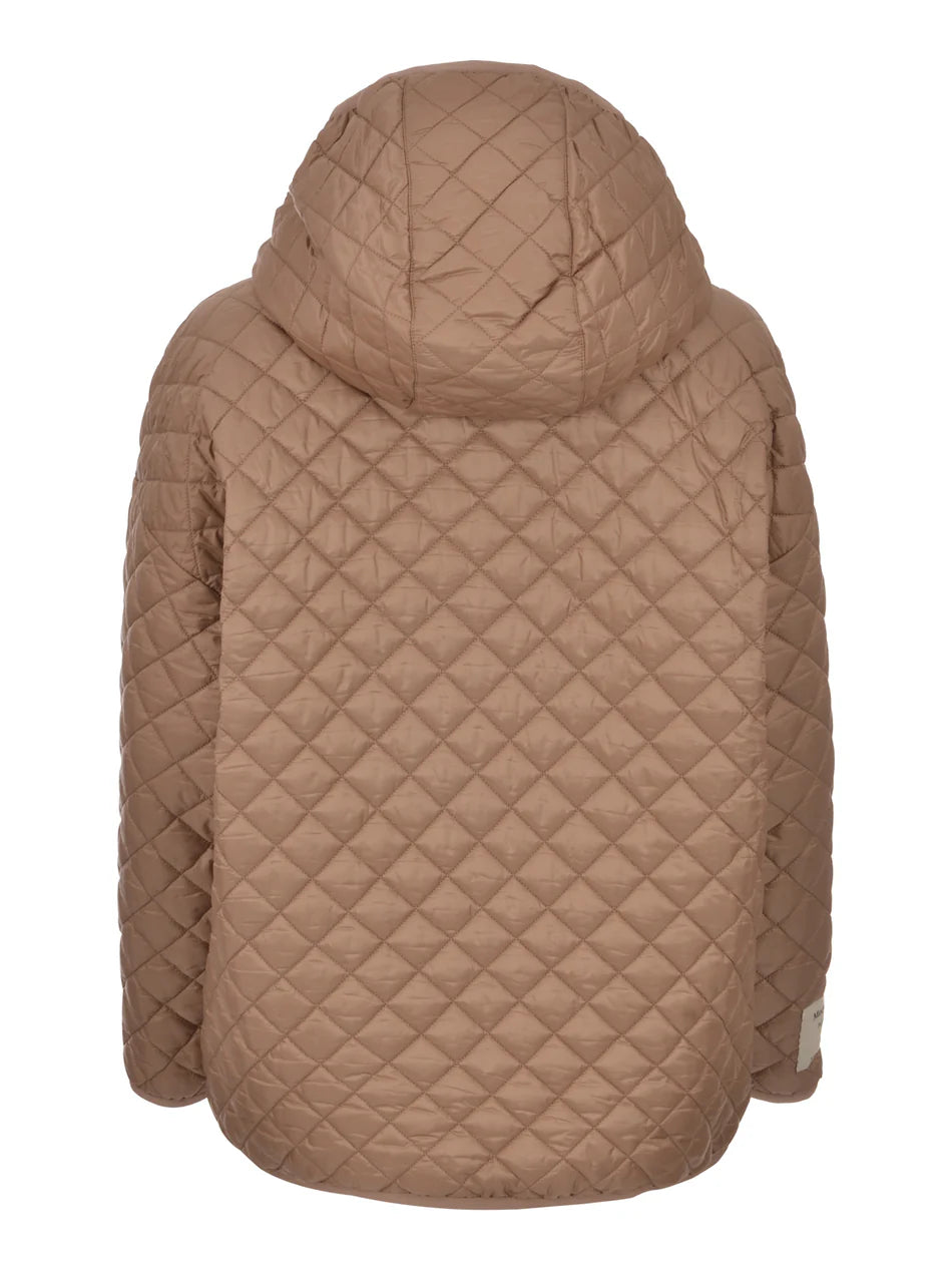 IMBOTTITO CORTO
Tessuto 100% Poliestere
Con imbottitura in 48% Cammello Camelus dromedarius  Mongolia, 48% Poliestere, 04% Seta
Tessuto interno 100% Poliestere
- Decorazioni escluse DONNA MAXMARA THE CUBE LEO023