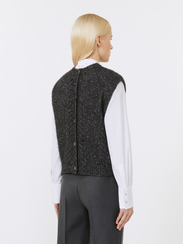 GILET IN MAGLIA
Filato in maglia 55% Poliammide, 39% Alpaca Vicugna pacos Peru', 06% Fibra metallizzata DONNA MAXMARA STUDIO TAFFY005