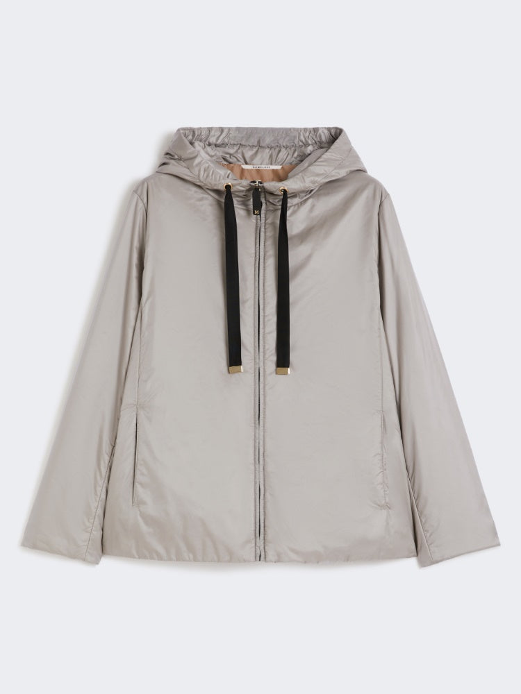 IMBOTTITO CORTO
Tessuto 100% Poliestere
Fodera 100% Poliestere
Con imbottitura in 48% Poliestere, 48% Cammello Camelus dromedarius  Mongolia, 04% Seta
- Decorazioni escluse DONNA MAXMARA THE CUBE GREENH067