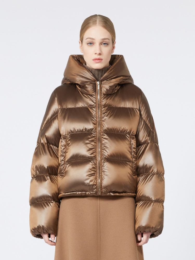 STOLA
Tessuto 100% Poliammide
Fodera 100% Poliammide
Con Imbottitura piumino vergine oca Anser anser
Busta di custodia 100% Poliammide DONNA MAXMARA THE CUBE SPACECI016