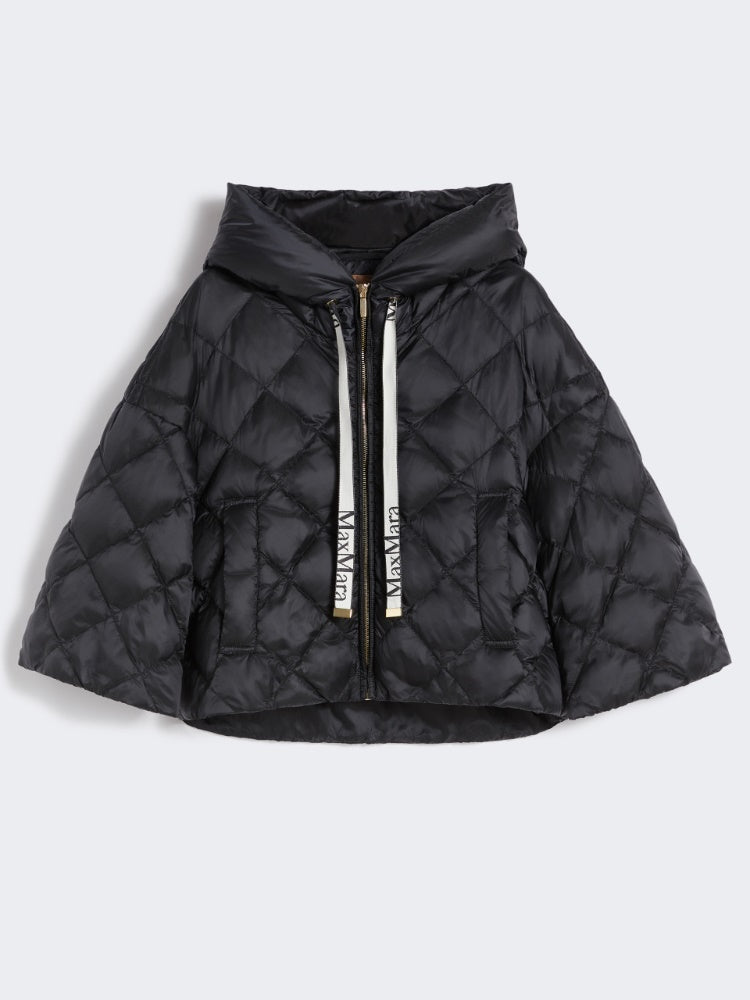 IMBOTTITO CORTO
Tessuto 100% Poliammide
Fodera 100% Poliammide
Con Imbottitura piumino vergine oca Anser anser
- Decorazioni escluse DONNA MAXMARA THE CUBE SISOFT002