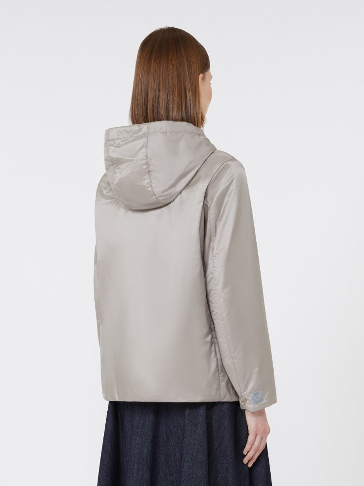 IMBOTTITO CORTO
Tessuto 100% Poliestere
Fodera 100% Poliestere
Con imbottitura in 48% Poliestere, 48% Cammello Camelus dromedarius  Mongolia, 04% Seta
- Decorazioni escluse DONNA MAXMARA THE CUBE GREENH067