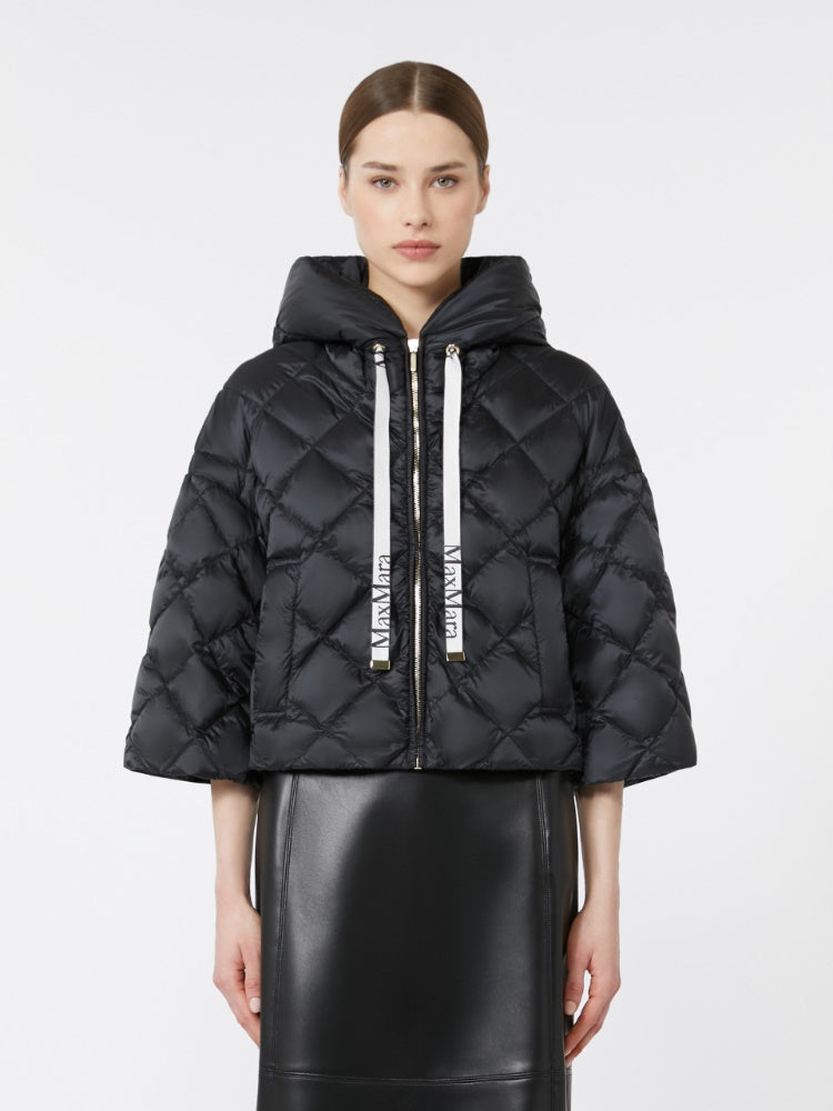 IMBOTTITO CORTO
Tessuto 100% Poliammide
Fodera 100% Poliammide
Con Imbottitura piumino vergine oca Anser anser
- Decorazioni escluse DONNA MAXMARA THE CUBE SISOFT002