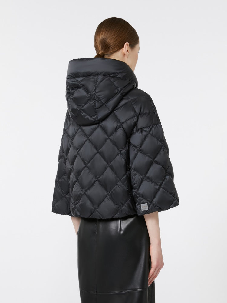 IMBOTTITO CORTO
Tessuto 100% Poliammide
Fodera 100% Poliammide
Con Imbottitura piumino vergine oca Anser anser
- Decorazioni escluse DONNA MAXMARA THE CUBE SISOFT002