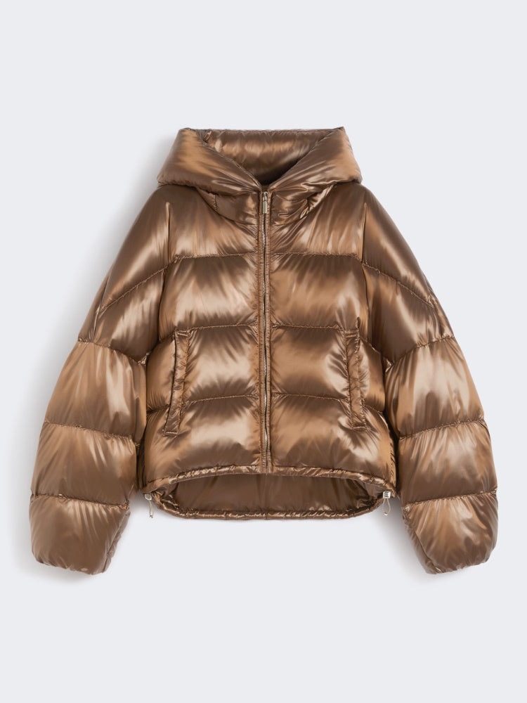 STOLA
Tessuto 100% Poliammide
Fodera 100% Poliammide
Con Imbottitura piumino vergine oca Anser anser
Busta di custodia 100% Poliammide DONNA MAXMARA THE CUBE SPACECI016